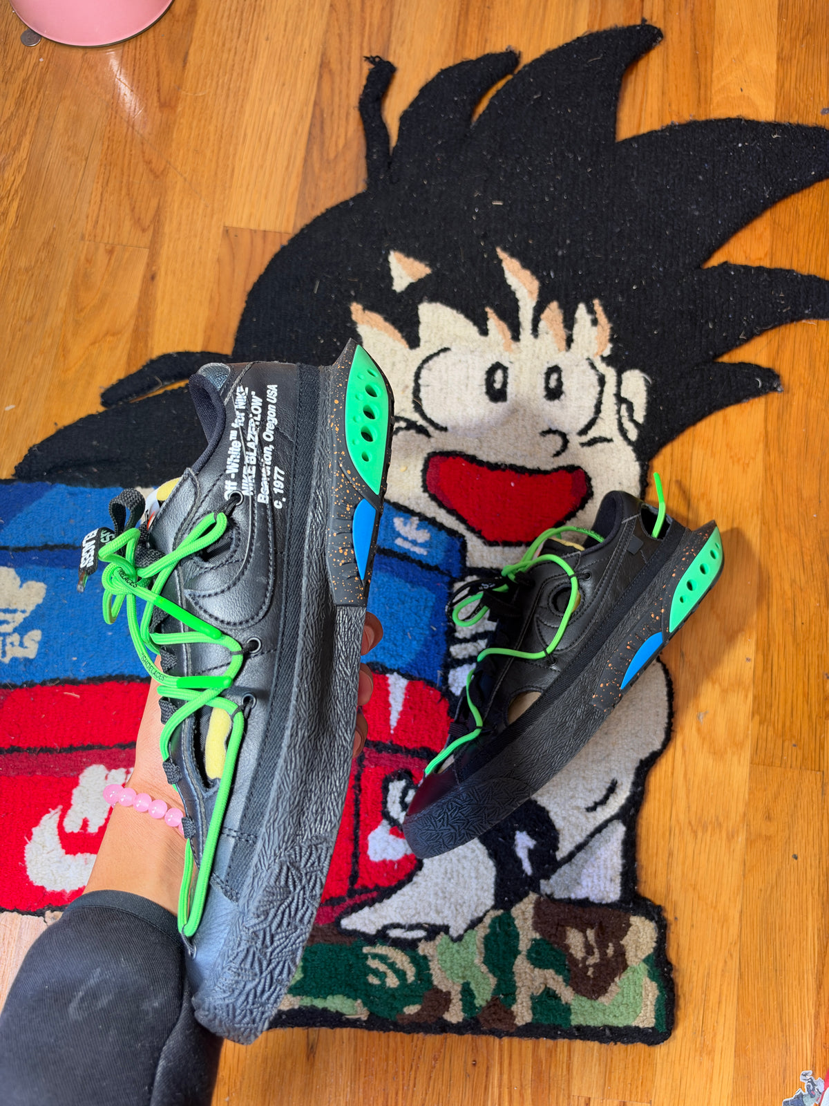Nike off white Sz 10 (like new)
