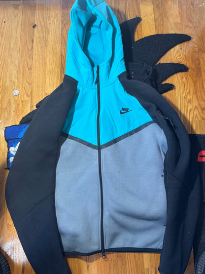 NIKE TECH SZ MEDIUM