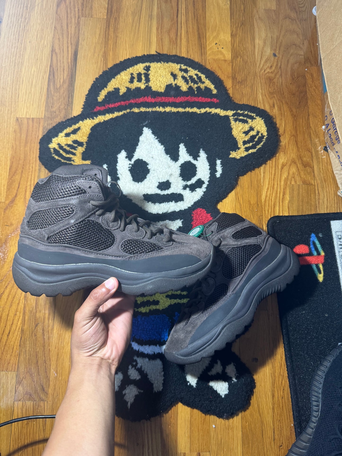 OIL YEEZY BOOTS SZ 8.5
