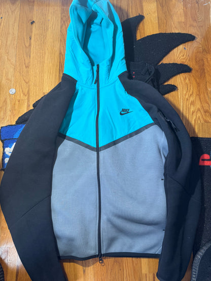 NIKE TECH SZ MEDIUM