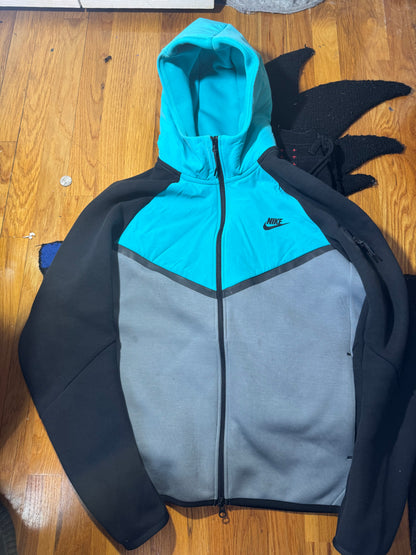 NIKE TECH SZ MEDIUM