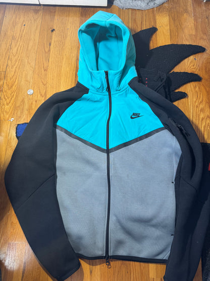 NIKE TECH SZ MEDIUM